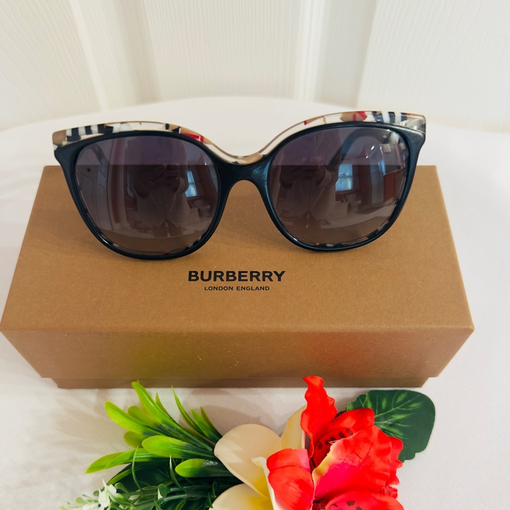 BURBERRY ~ Full Rim Butterfly Sunglasses Acetate Grey Gradient Lenses - Picture 4 of 11